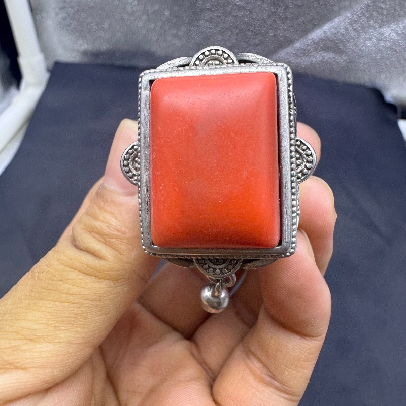 Vintage Collectible Bells - แหวนเงินโบราณชิงส์ปรับขนาดได้ แหวนนิ้วโป้ง ประดับคาโบชองทรงสี่เหลี่ยมฝังทับทิม เครื่องประดับสะสมวินเทจ